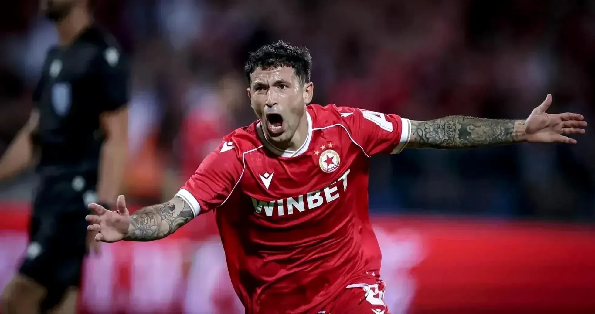 Jugador de FK Crvena Zvezda celebrando un gol Jugador de FK Crvena Zvezda celebrando un gol