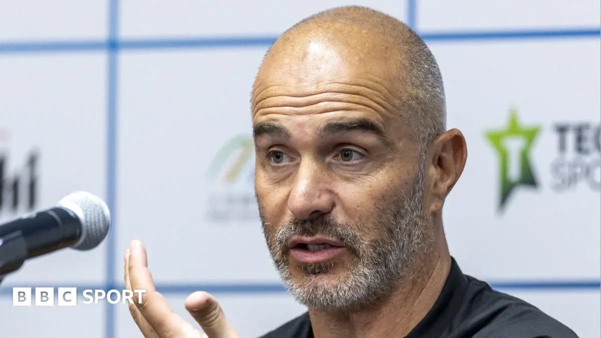 Entrenador hablando en una rueda de prensa Entrenador hablando en una rueda de prensa