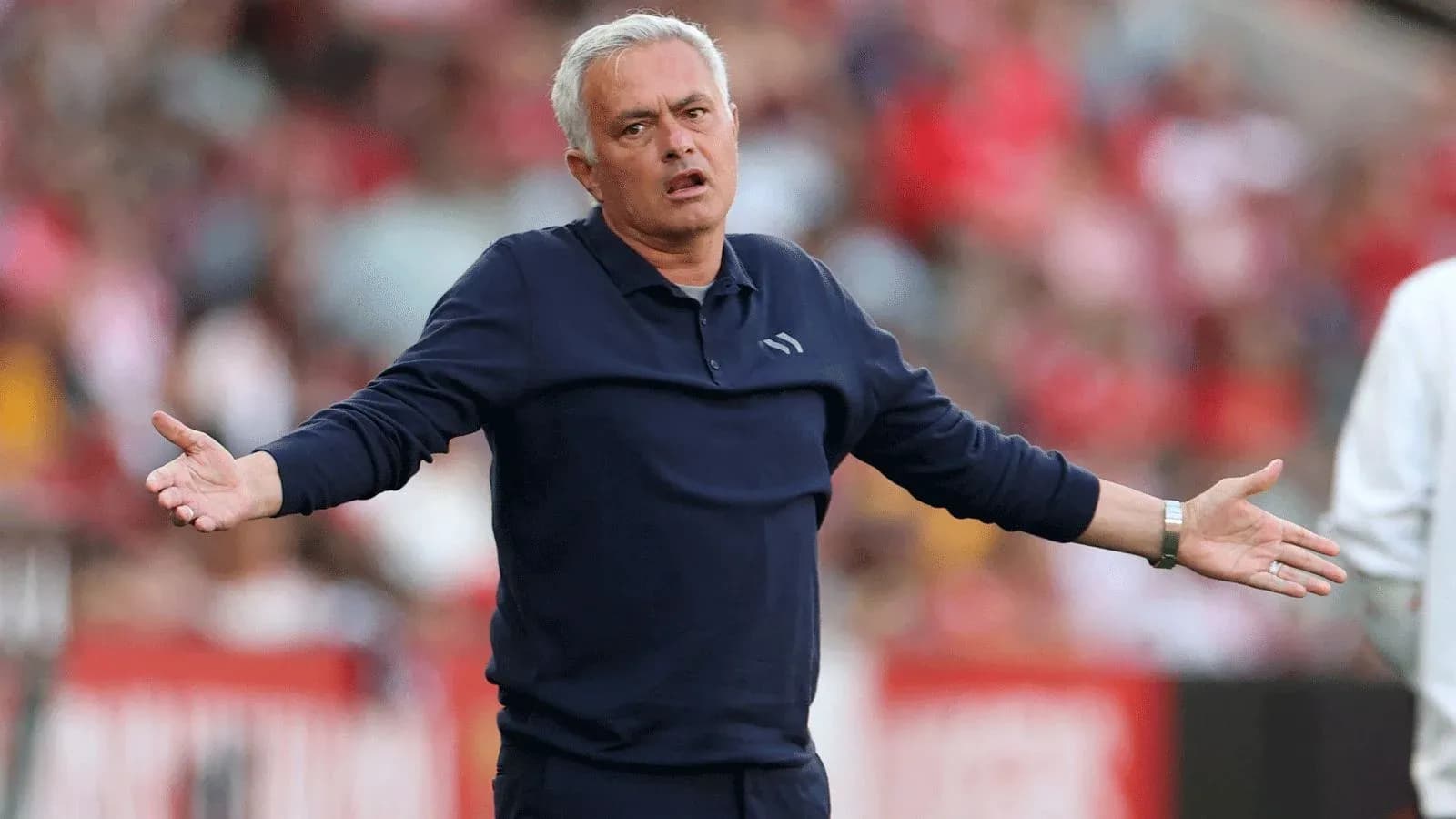 Entrenador gesticulando en el banquillo durante el partido Entrenador gesticulando en el banquillo durante el partido