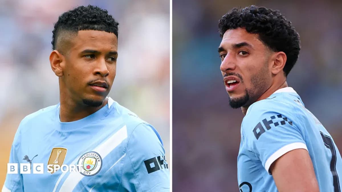 Dos jugadores de Manchester City en el campo Dos jugadores de Manchester City en el campo