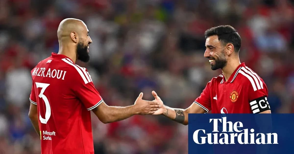 Dos jugadores de Manchester United se saludan en el campo Dos jugadores de Manchester United se saludan en el campo