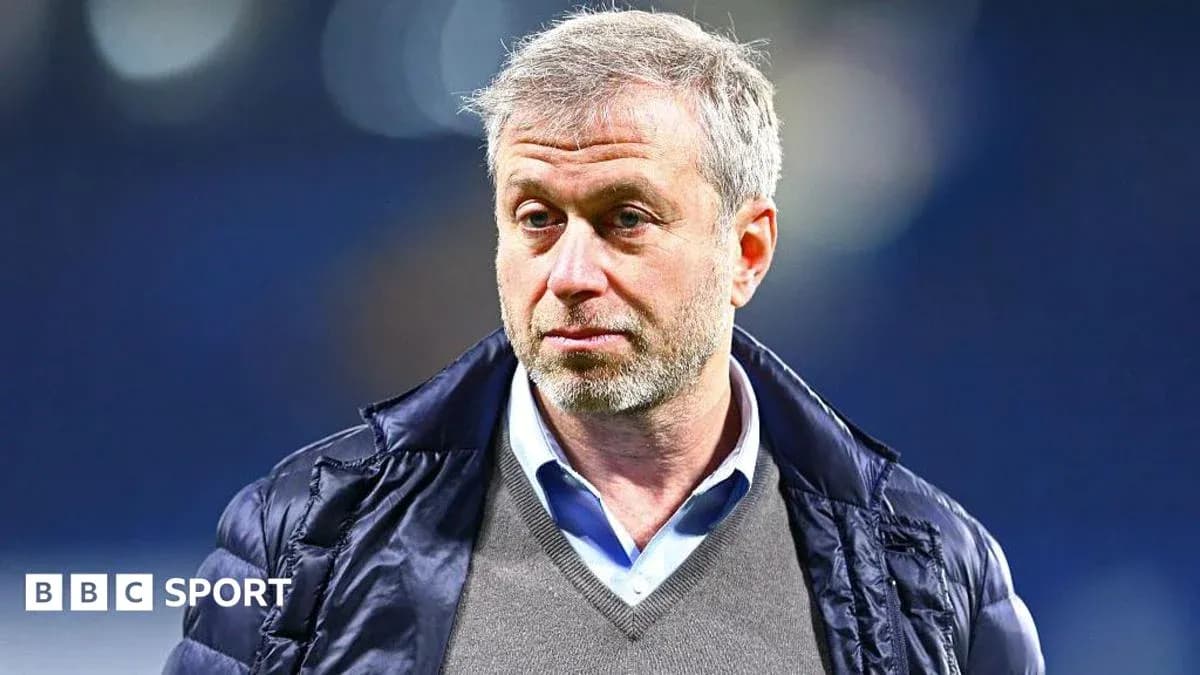 Hombre con chaqueta observando en un estadio Hombre con chaqueta observando en un estadio