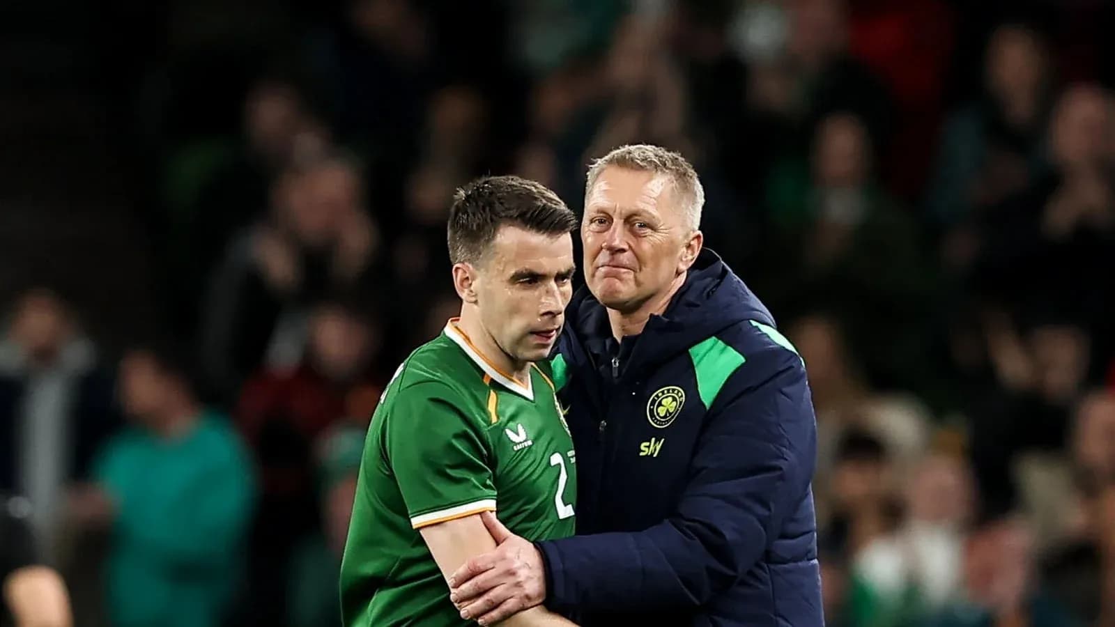Jugador de Irlanda siendo consolado por el entrenador Jugador de Irlanda siendo consolado por el entrenador