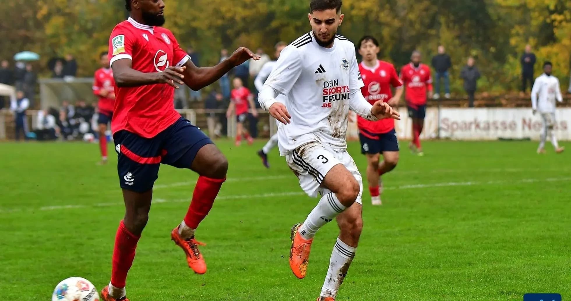 Jugador con camiseta blanca driblando a oponente Jugador con camiseta blanca driblando a oponente
