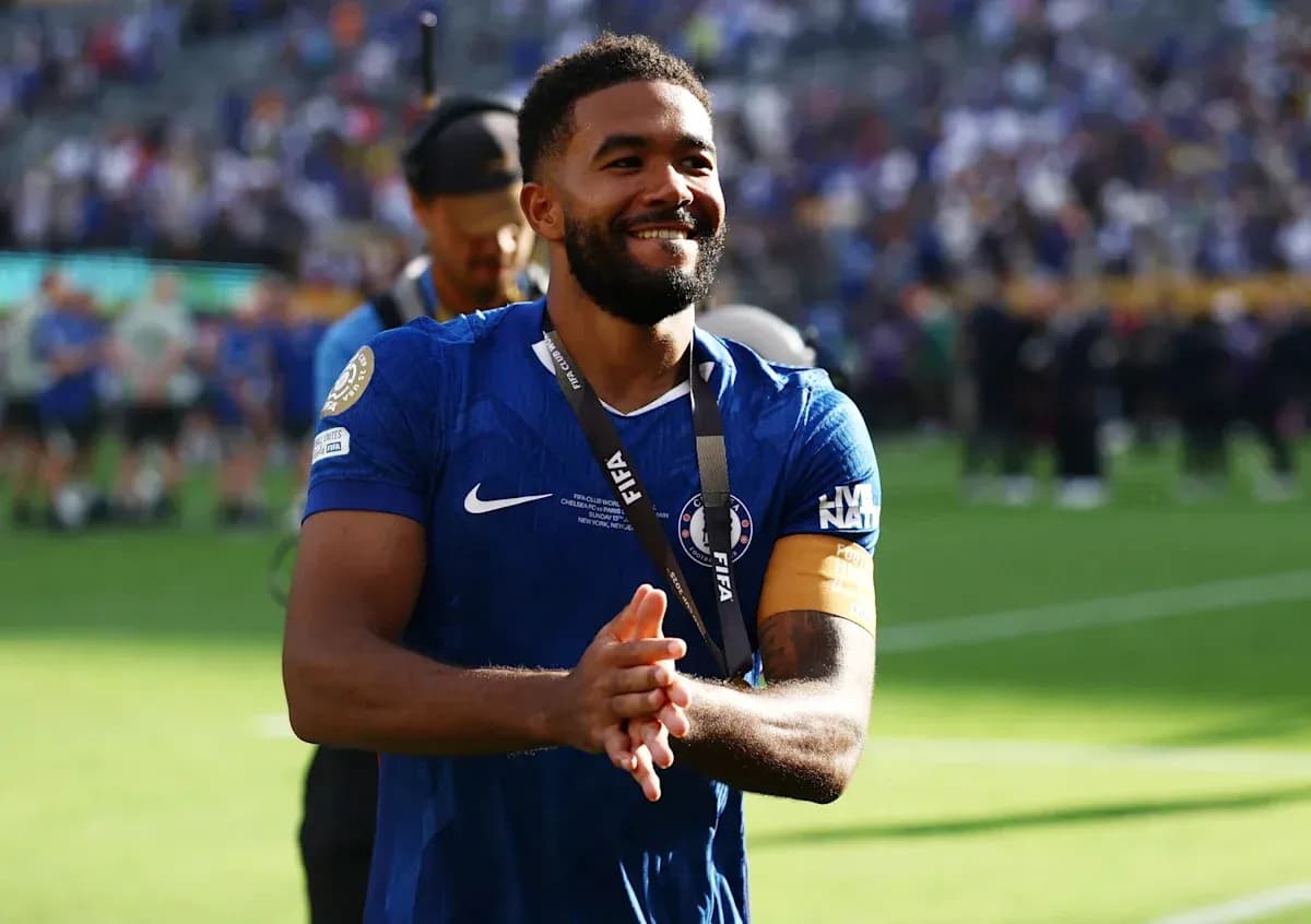 Jugador de Chelsea celebrando con medalla en el campo Jugador de Chelsea celebrando con medalla en el campo