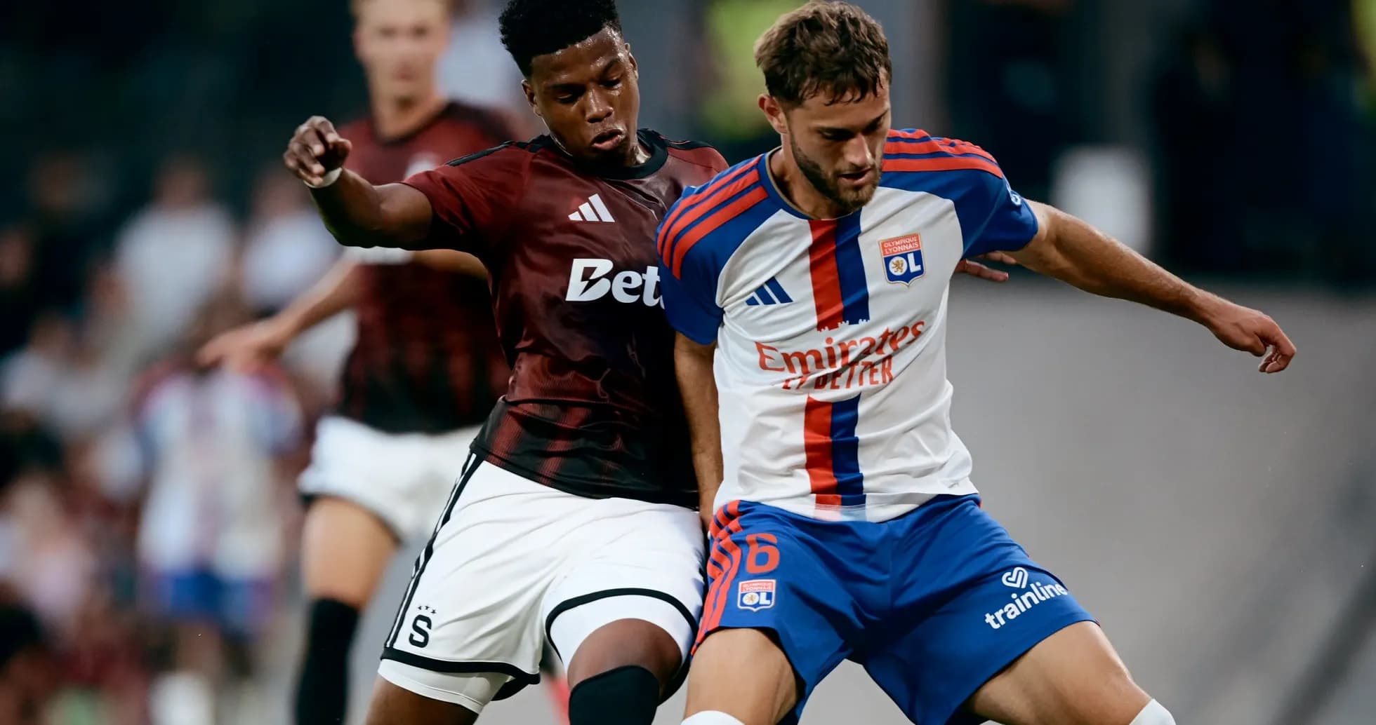 Jugadores de Lyon y Sparta Praha compitiendo por el balón Jugadores de Lyon y Sparta Praha compitiendo por el balón