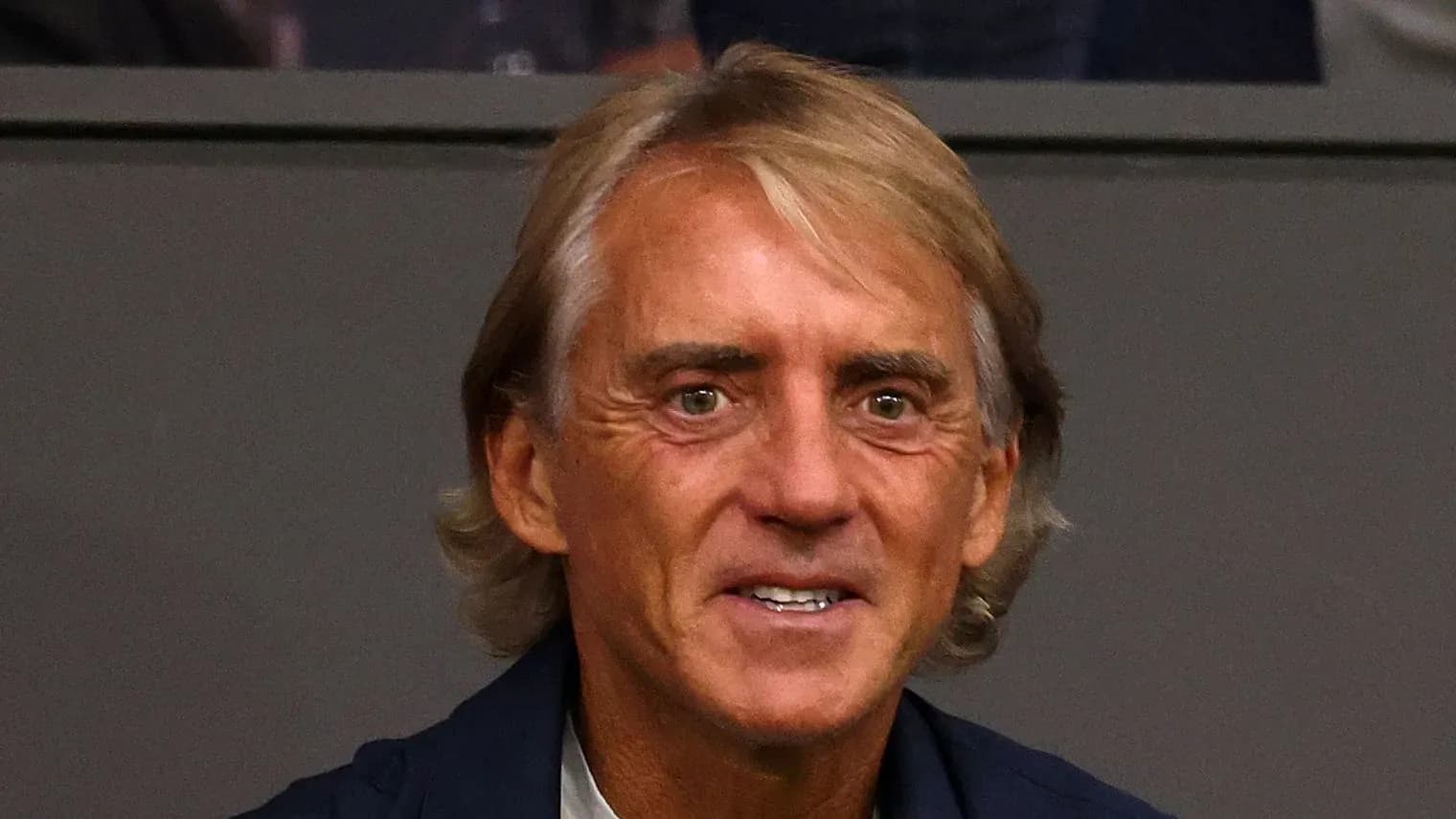 Entrenador sonriendo en la tribuna del estadio Entrenador sonriendo en la tribuna del estadio