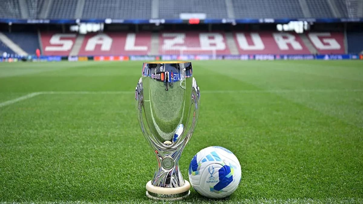 Trofeo y balón de fútbol en estadio de Salzburgo Trofeo y balón de fútbol en estadio de Salzburgo