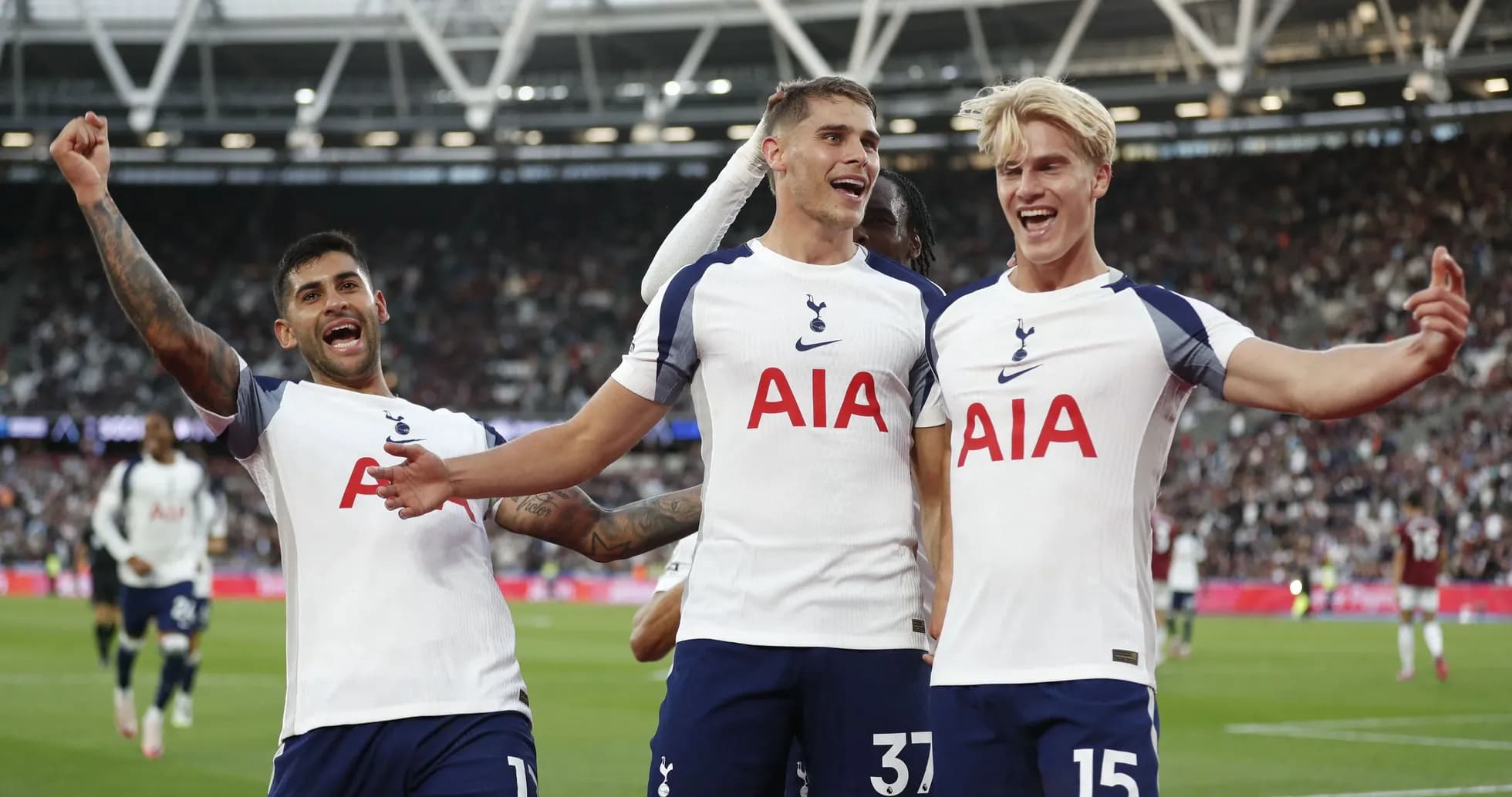 Jugadores de Tottenham celebrando un gol en el estadio Jugadores de Tottenham celebrando un gol en el estadio