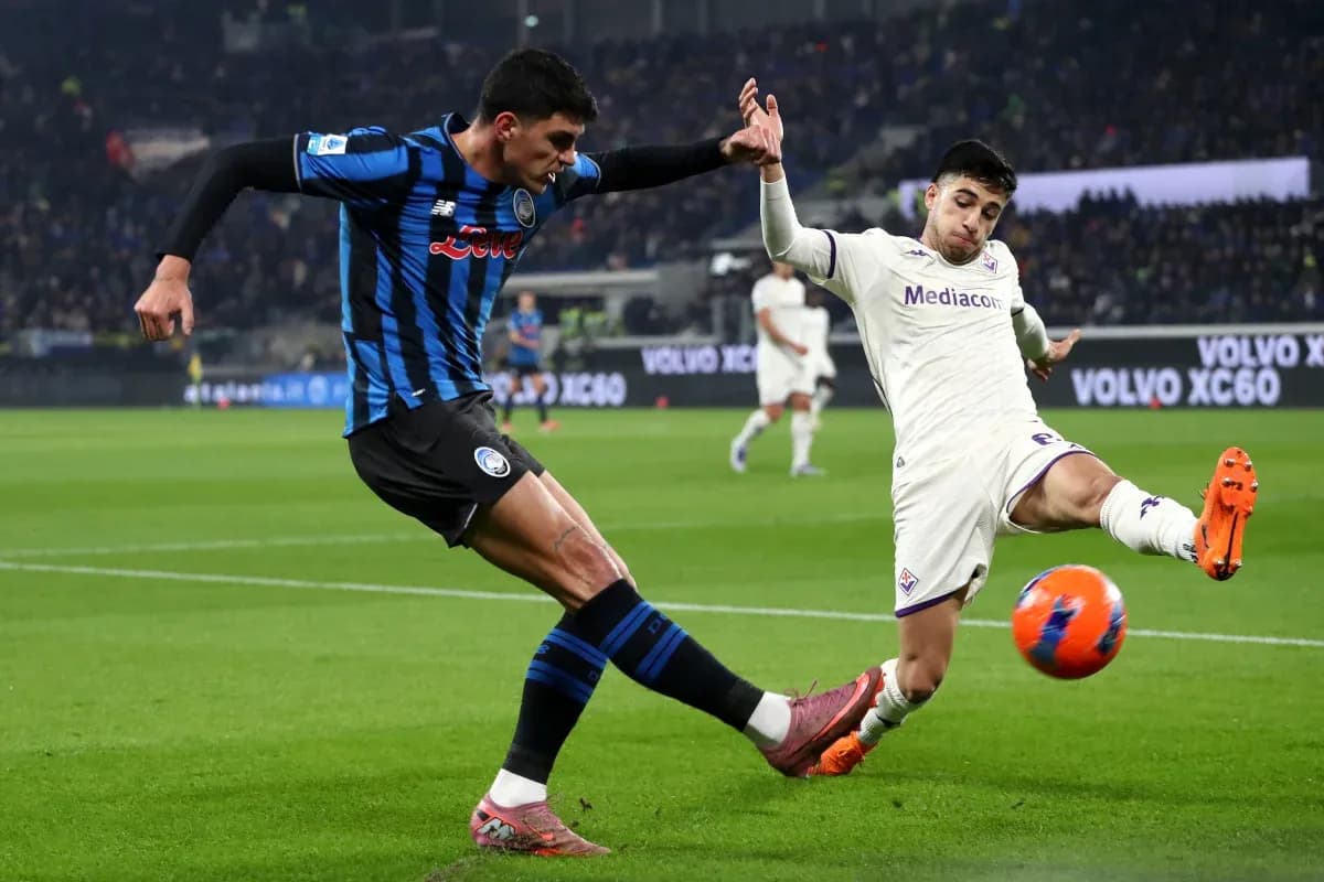 Jugadores de Fiorentina y Atalanta en acción Jugadores de Fiorentina y Atalanta en acción
