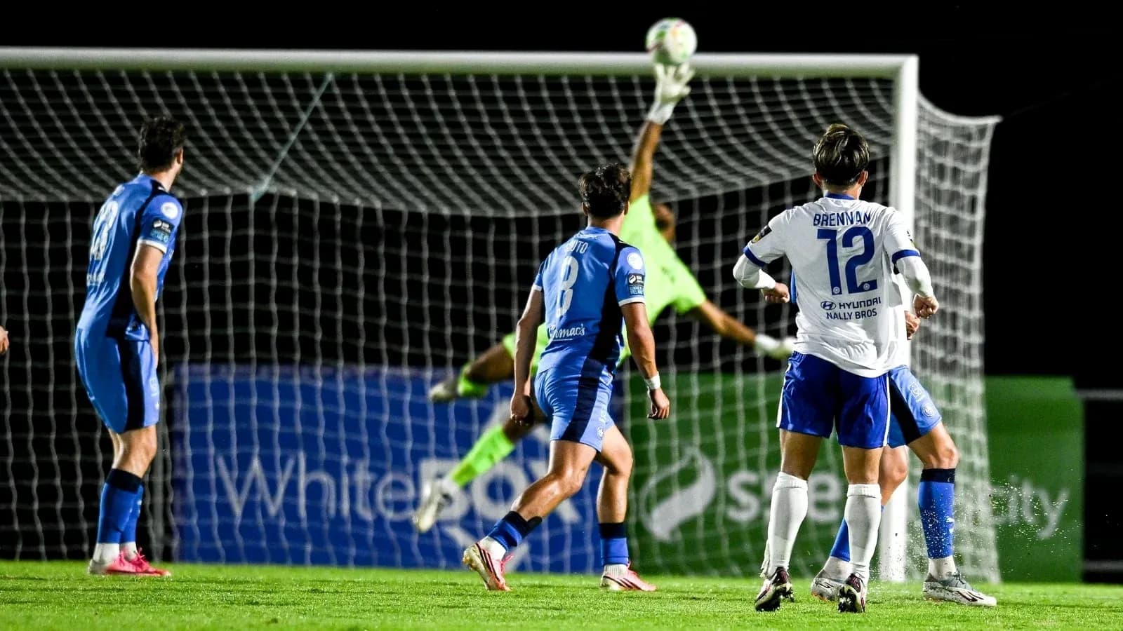 Portero atajando un tiro en el partido de fútbol Portero atajando un tiro en el partido de fútbol