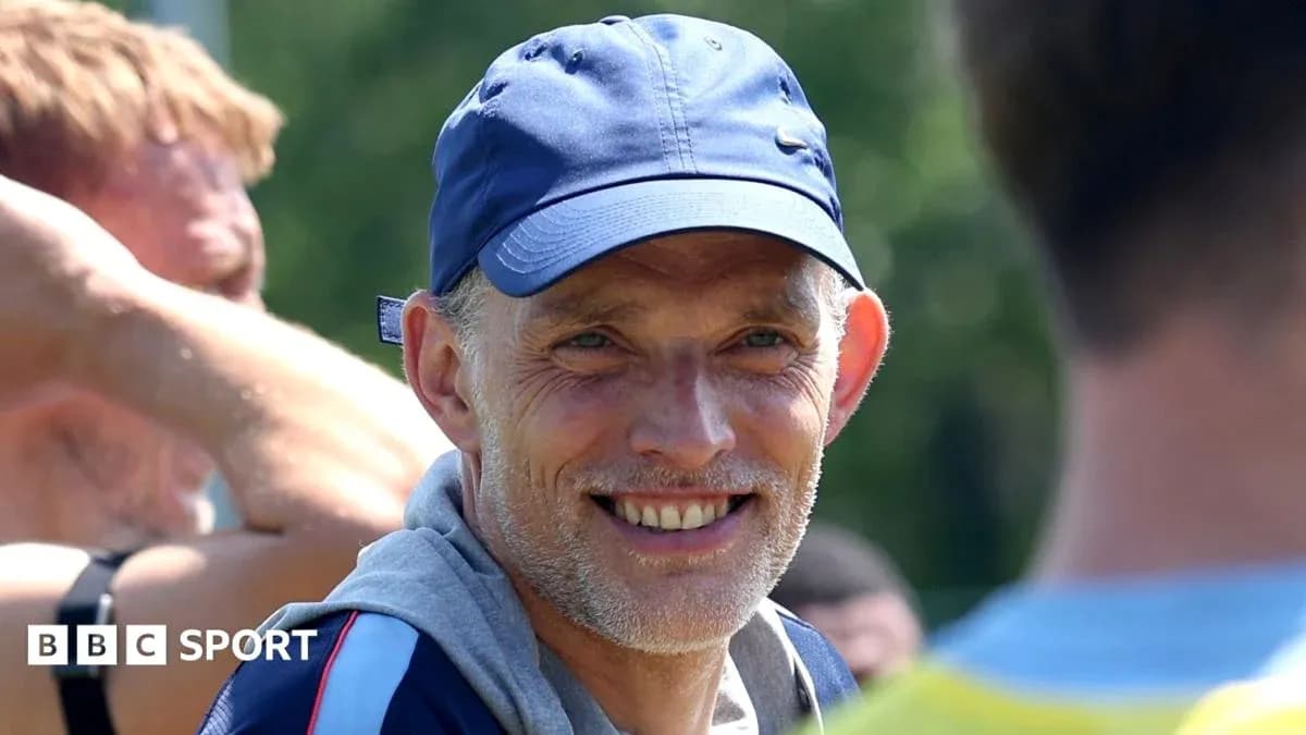 Entrenador sonriente durante sesión de entrenamiento Entrenador sonriente durante sesión de entrenamiento