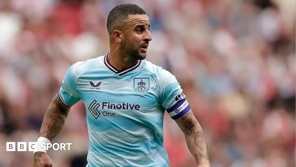 Jugador de Burnley corriendo en el campo de fútbol Jugador de Burnley corriendo en el campo de fútbol