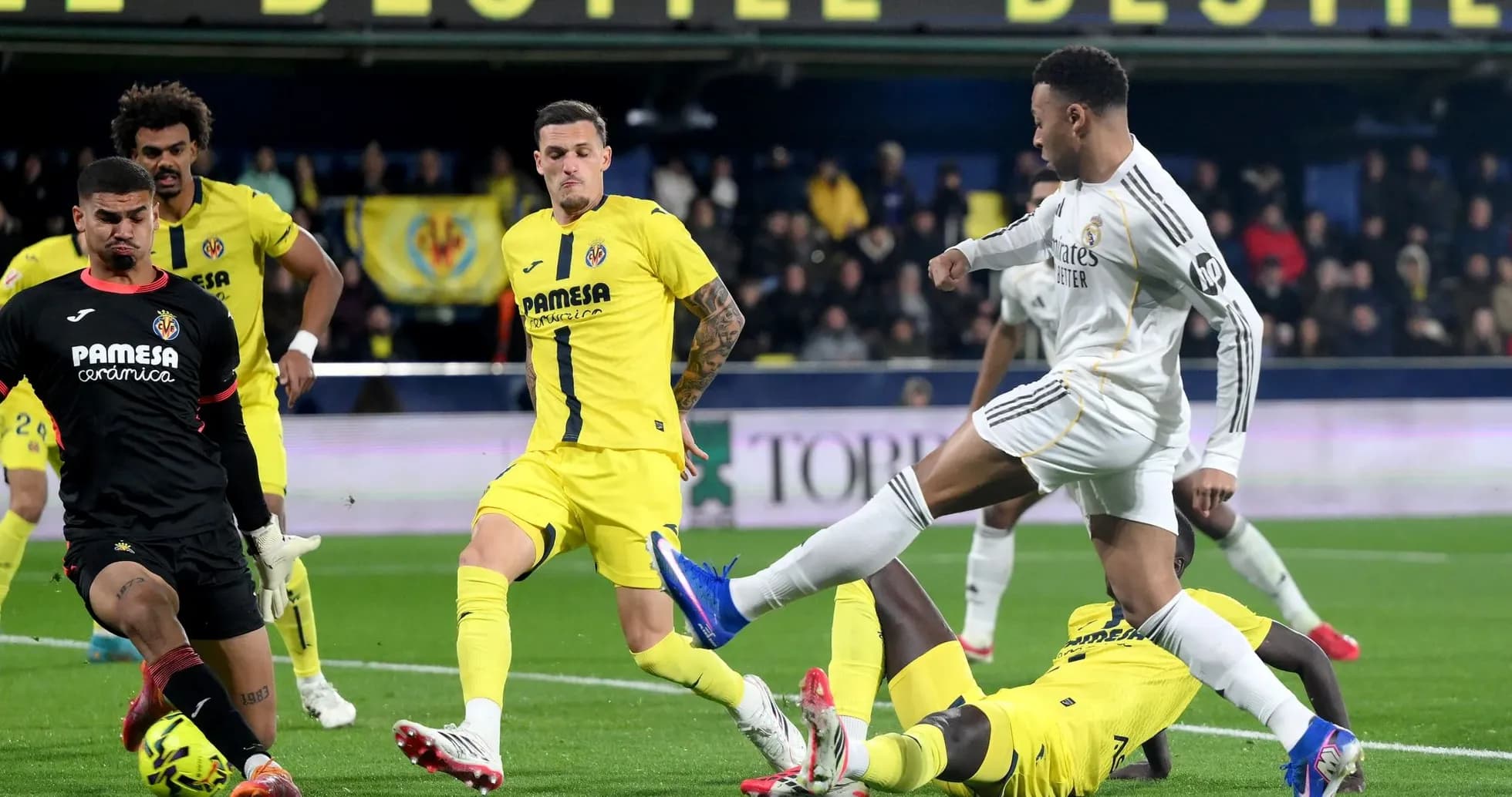 Jugador de Real Madrid en acción contra Villarreal Jugador de Real Madrid en acción contra Villarreal