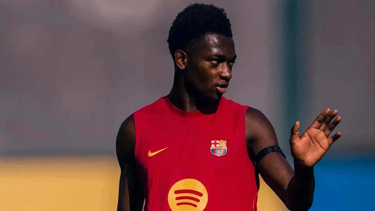 Jugador de Barcelona entrenando y levantando la mano Jugador de Barcelona entrenando y levantando la mano