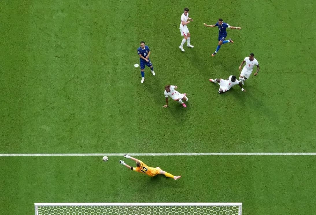 Portero intentando detener un tiro en el partido Portero intentando detener un tiro en el partido