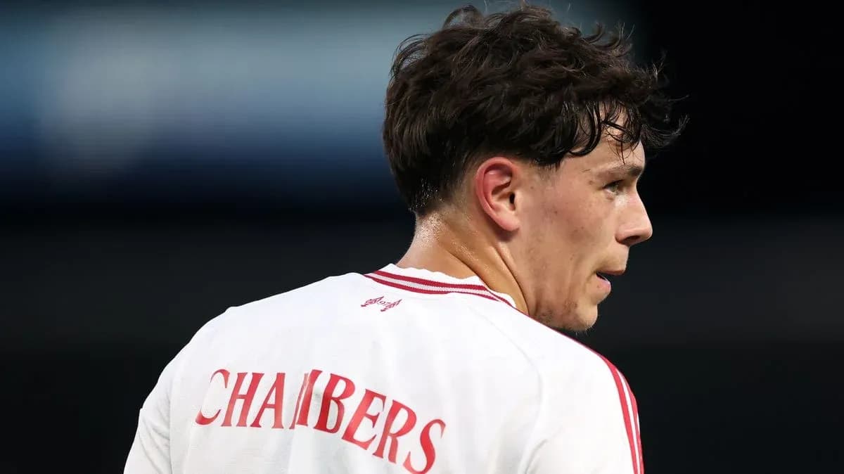 Jugador con camiseta blanca y nombre 'CHAMBERS' Jugador con camiseta blanca y nombre 'CHAMBERS'