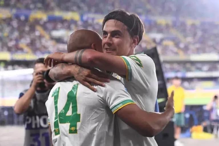 Jugadores brasileños abrazándose tras el partido Jugadores brasileños abrazándose tras el partido