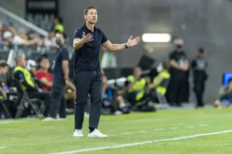 Entrenador gesticulando durante el partido en el campo Entrenador gesticulando durante el partido en el campo