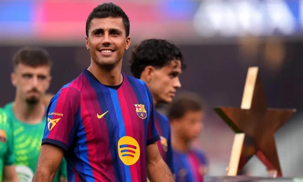 Jugador de Barcelona posando con trofeo en el campo Jugador de Barcelona posando con trofeo en el campo