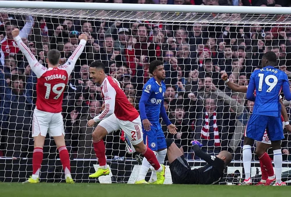 Jugadores de Arsenal celebrando un gol contra Chelsea Jugadores de Arsenal celebrando un gol contra Chelsea