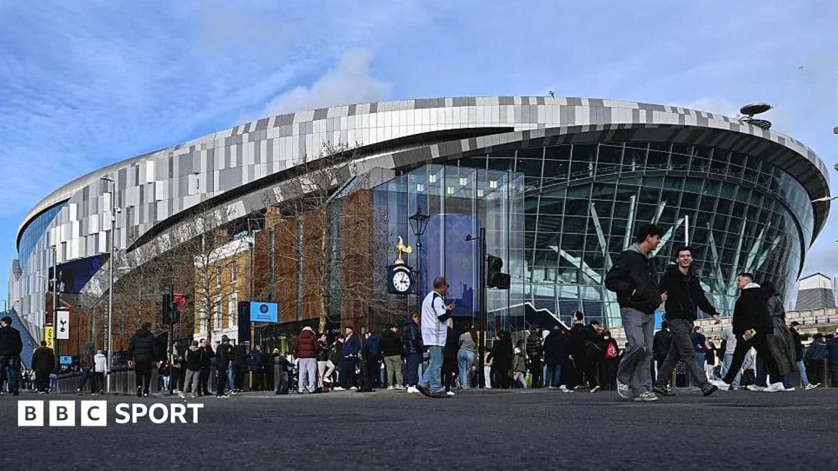Aficionados llegando al estadio Tottenham Hotspur Aficionados llegando al estadio Tottenham Hotspur