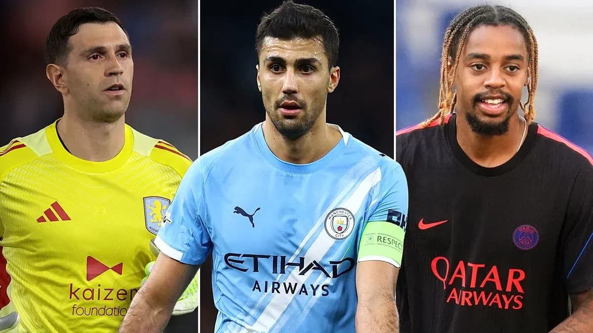 Tres futbolistas en camisetas de clubes diferentes Tres futbolistas en camisetas de clubes diferentes