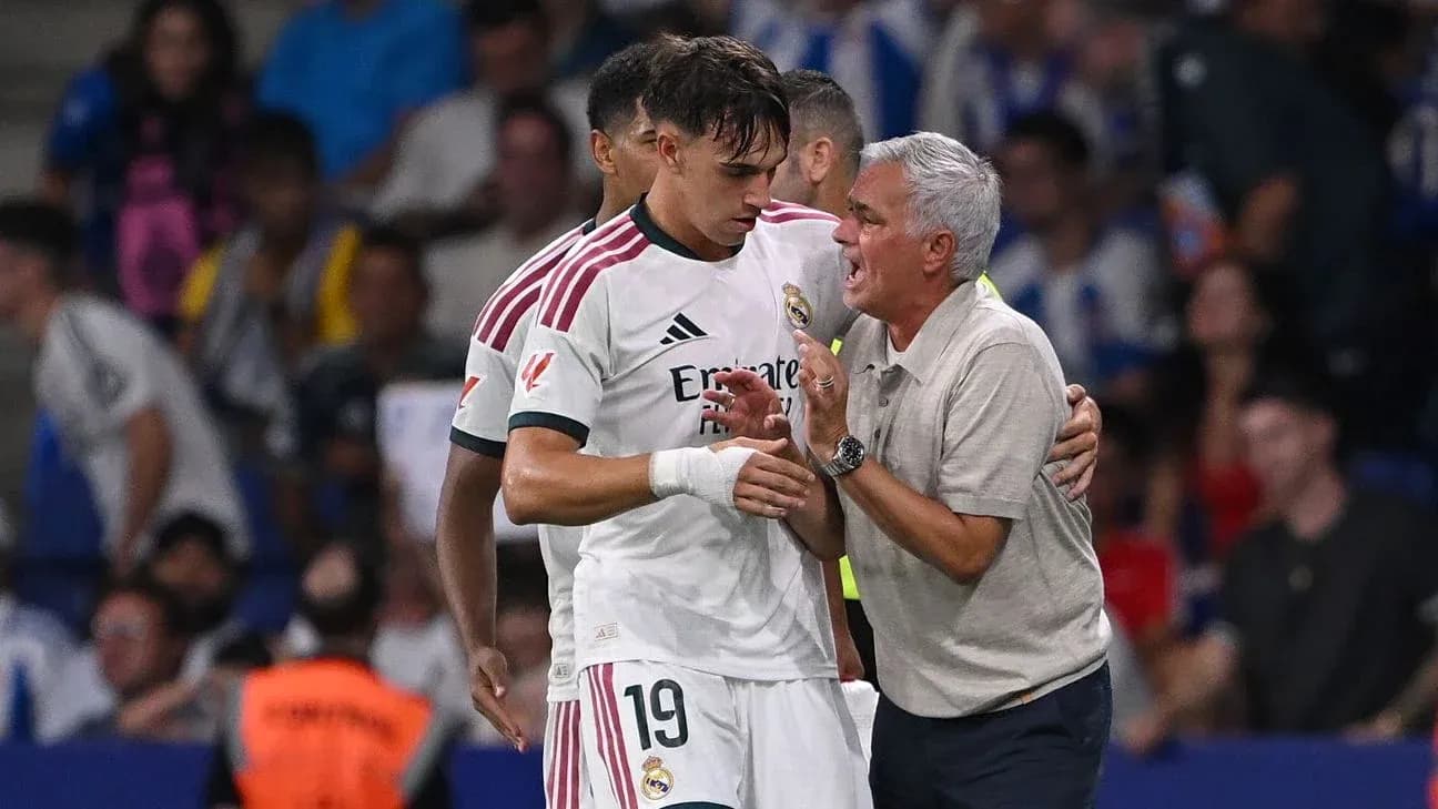 Entrenador hablando con jugador en el banquillo Entrenador hablando con jugador en el banquillo