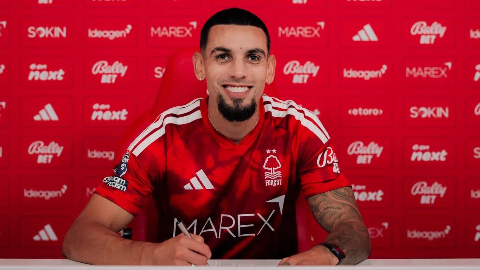 Jugador firmando contrato con Nottingham Forest Jugador firmando contrato con Nottingham Forest