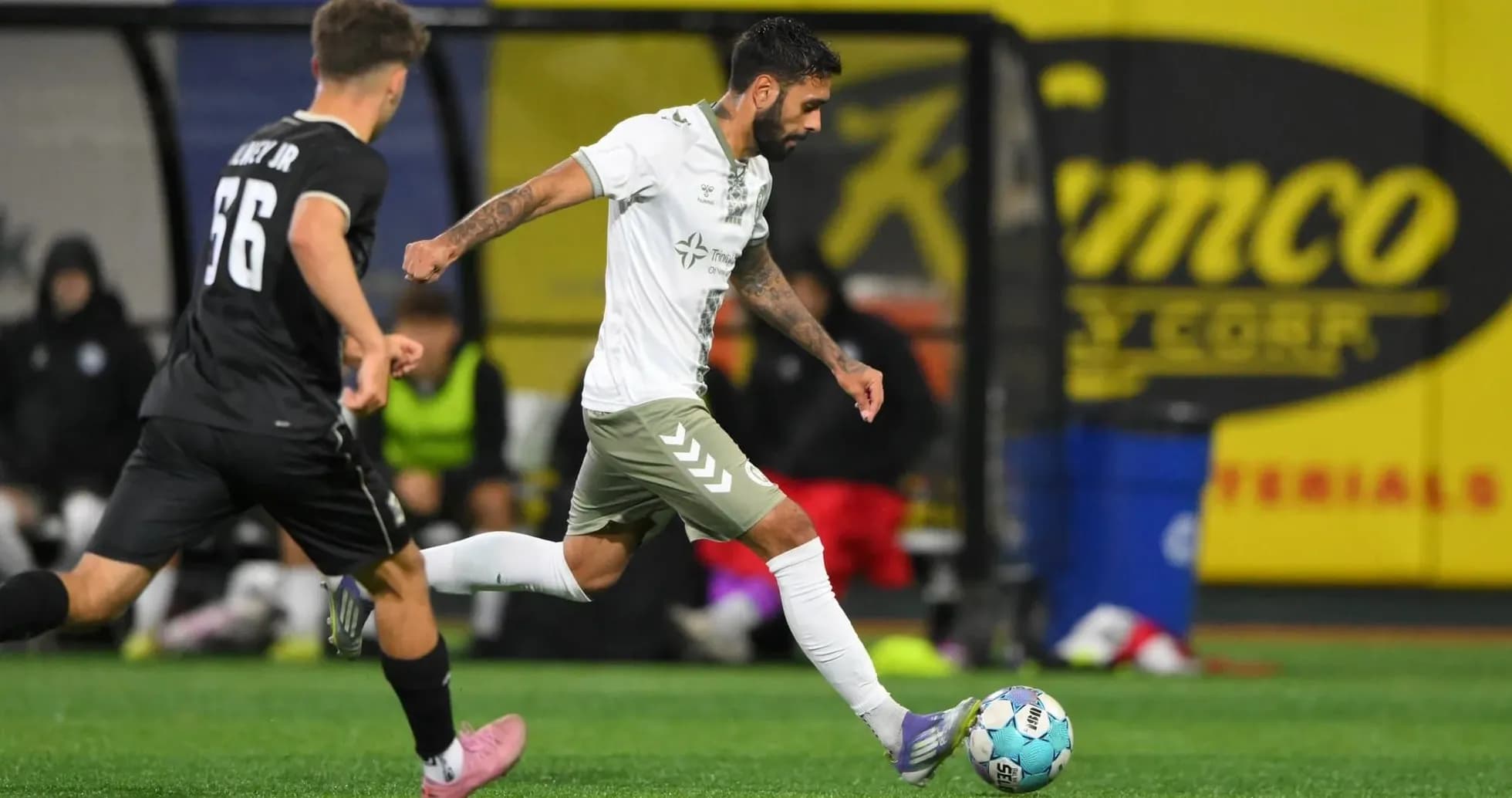 Jugador del NY Cosmos controla el balón Jugador del NY Cosmos controla el balón