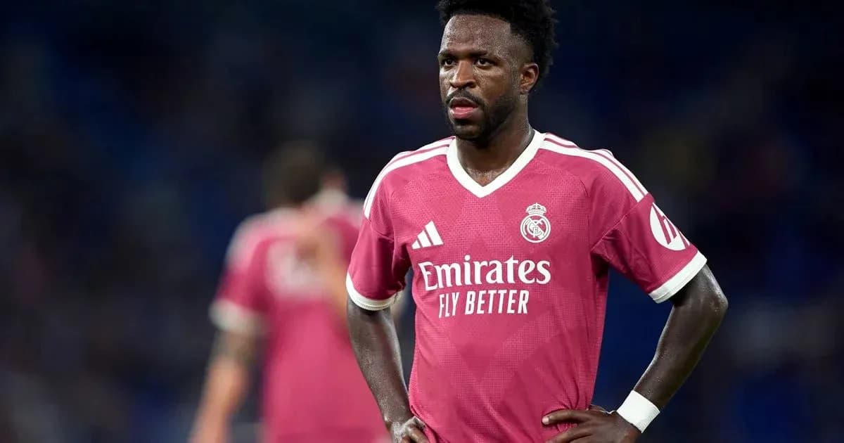 Jugador del Real Madrid en camiseta rosa durante partido Jugador del Real Madrid en camiseta rosa durante partido