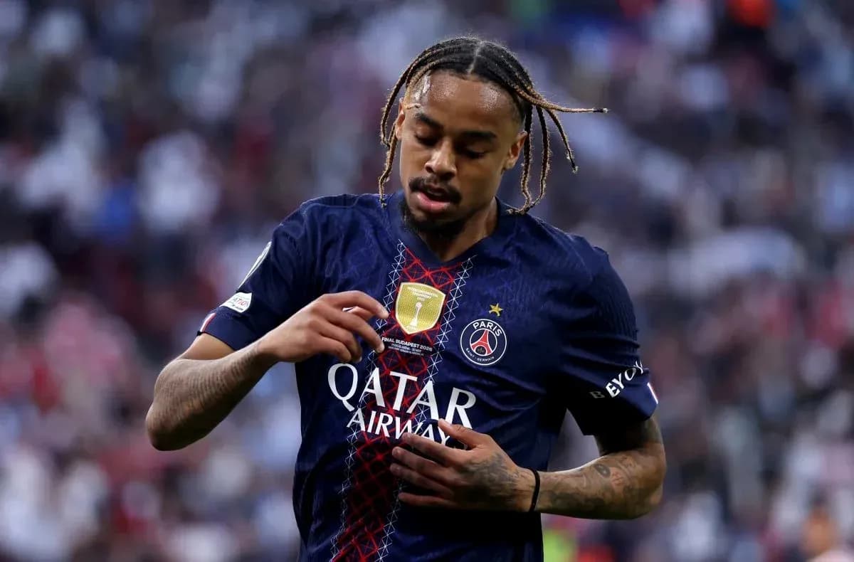 Jugador de PSG tocando su camiseta en el campo Jugador de PSG tocando su camiseta en el campo