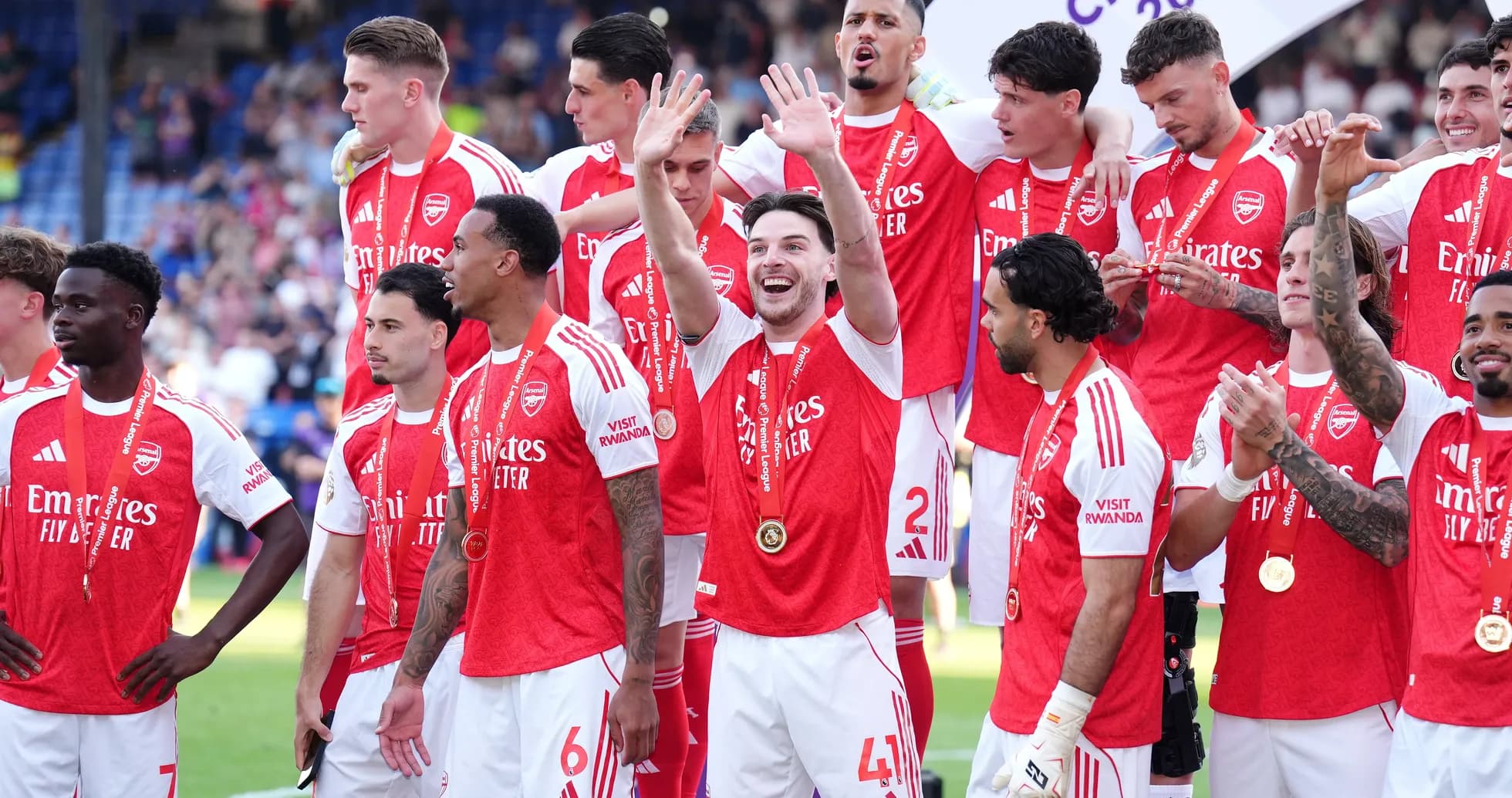 Jugadores de Arsenal celebrando con medallas Jugadores de Arsenal celebrando con medallas