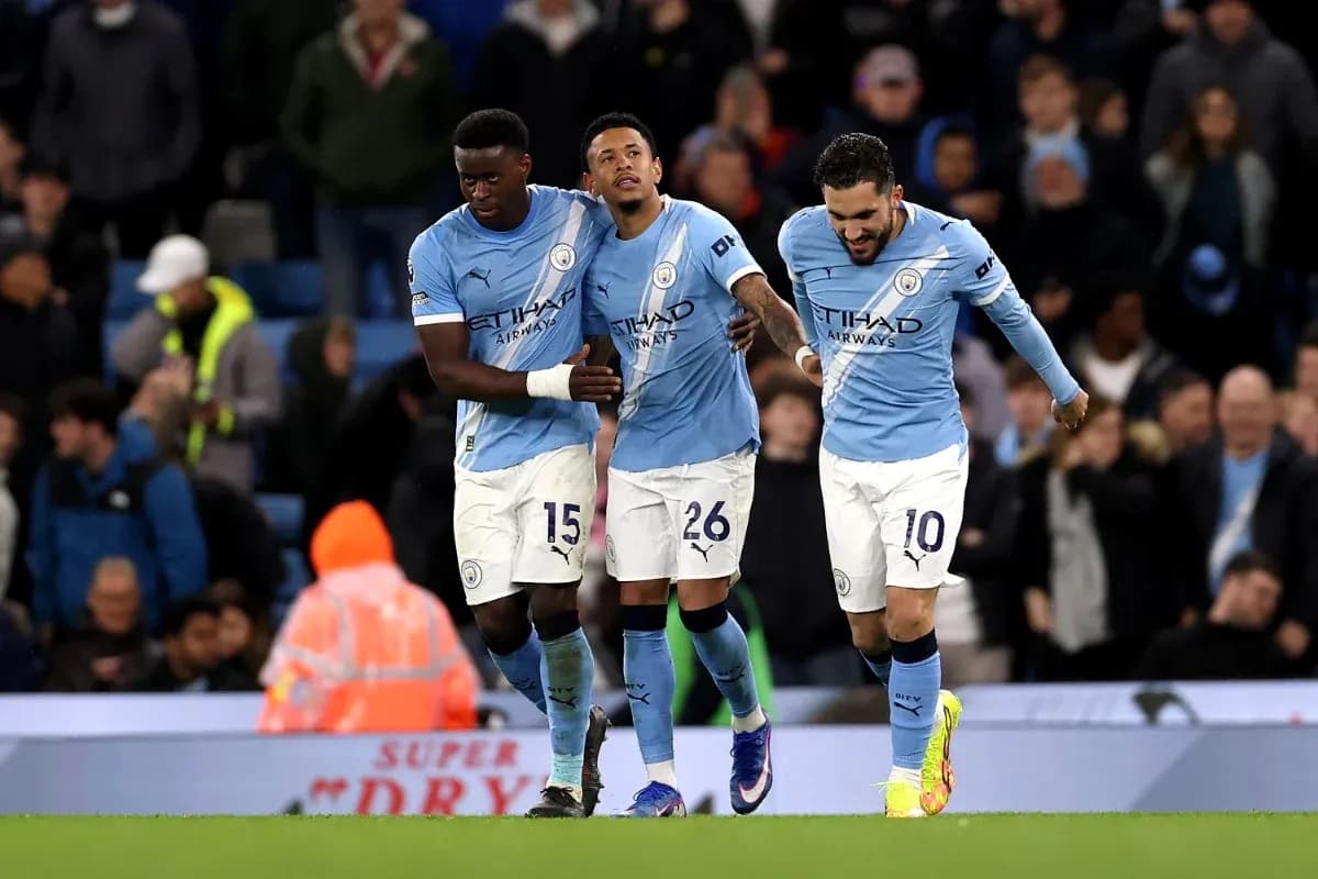 Jugadores de Manchester City celebrando un gol Jugadores de Manchester City celebrando un gol