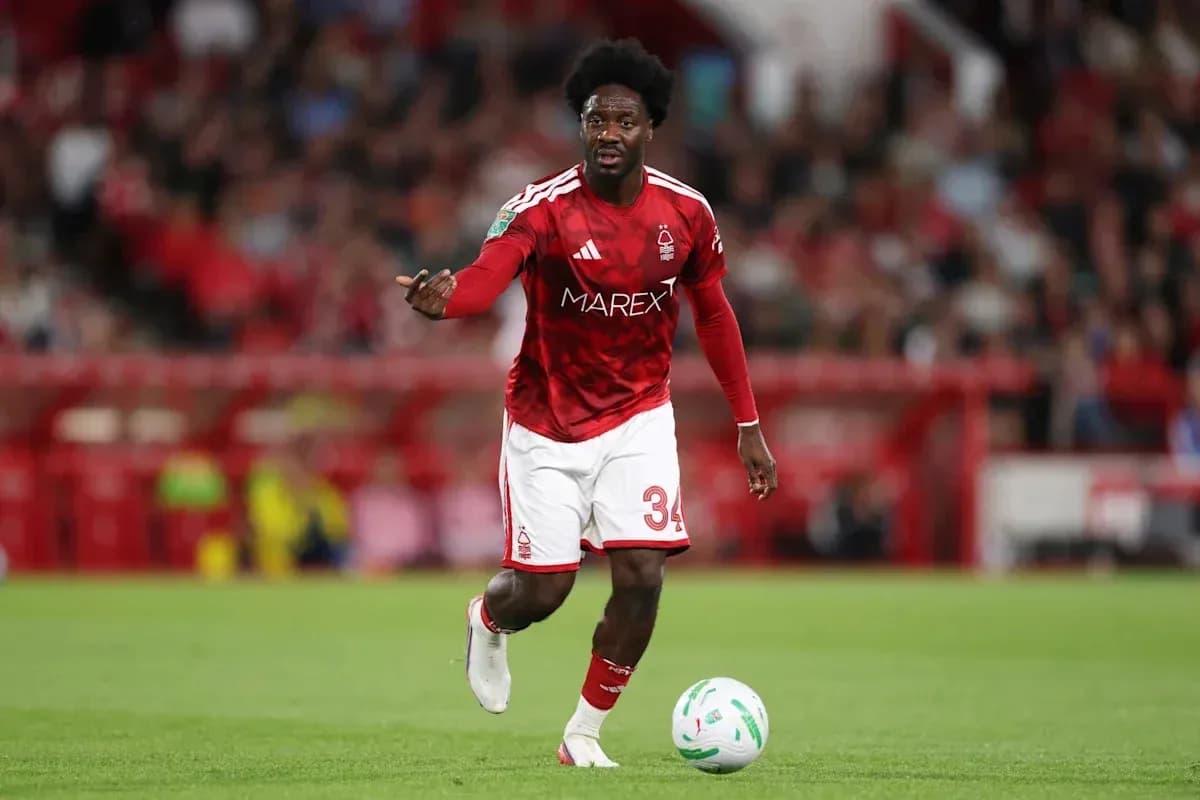 Jugador de Nottingham Forest en acción durante partido Jugador de Nottingham Forest en acción durante partido