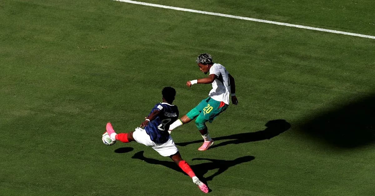 Jugador esquivando a oponente durante partido de fútbol Jugador esquivando a oponente durante partido de fútbol