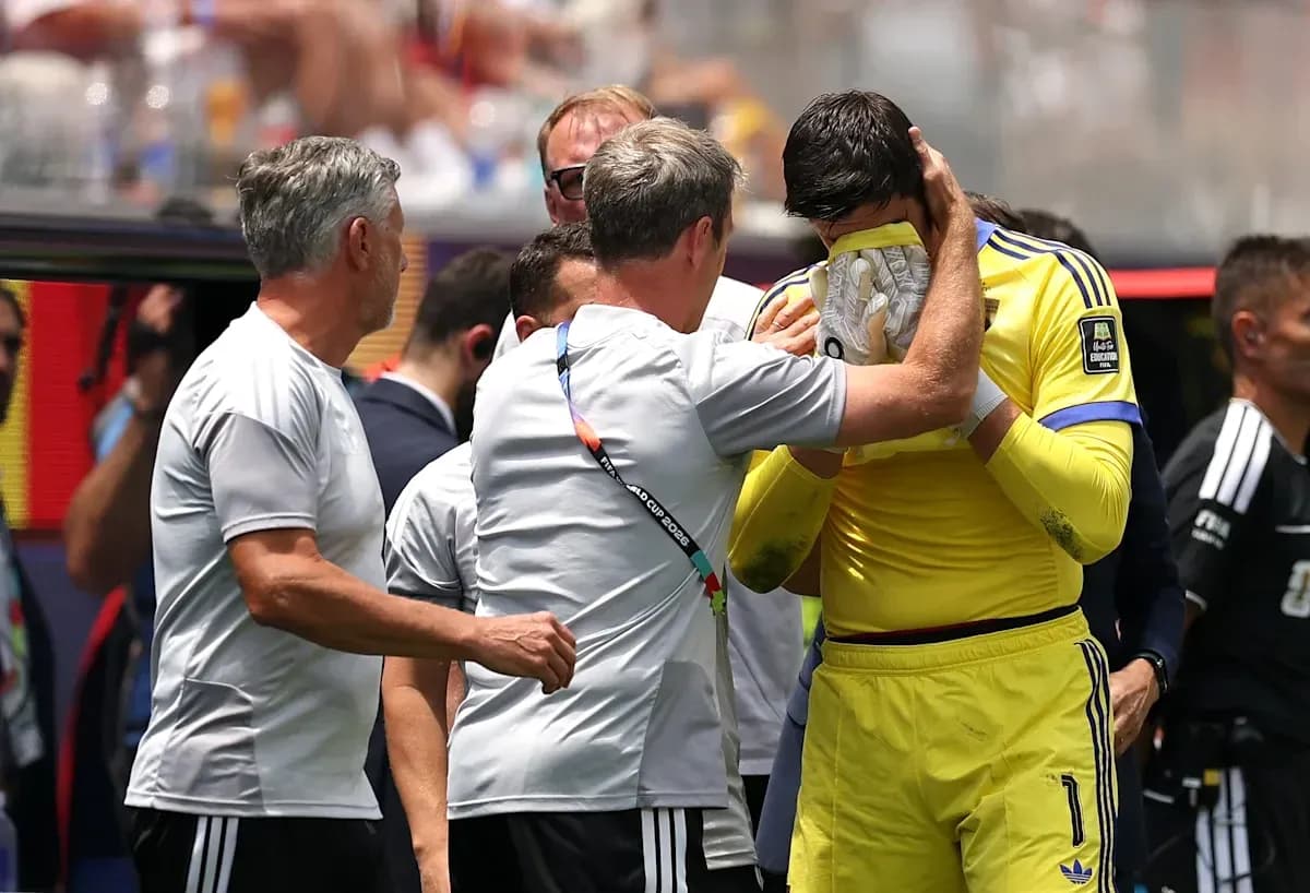 Entrenador consolando al portero después del partido Entrenador consolando al portero después del partido
