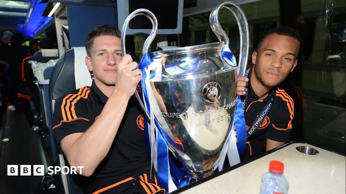 Jugadores sosteniendo la UEFA Champions League en autobús Jugadores sosteniendo la UEFA Champions League en autobús