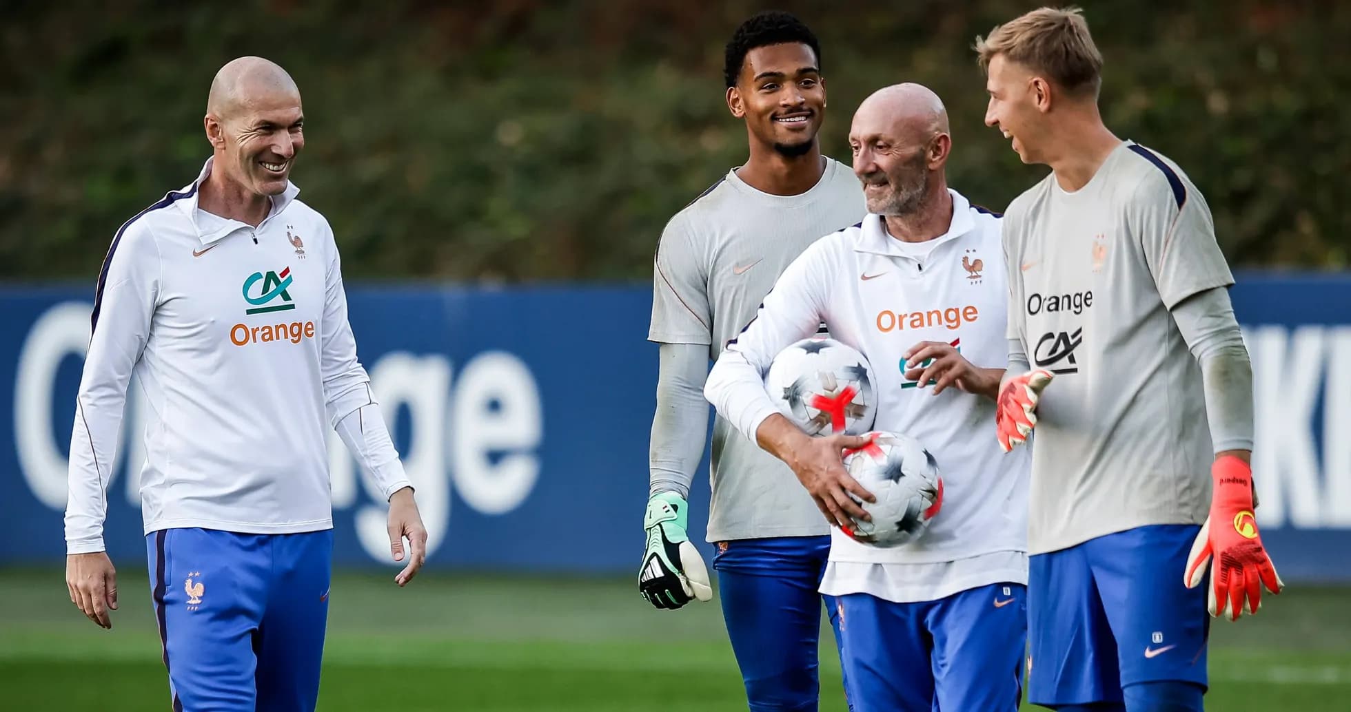Entrenador y jugadores de Francia durante sesión de entrenamiento Entrenador y jugadores de Francia durante sesión de entrenamiento