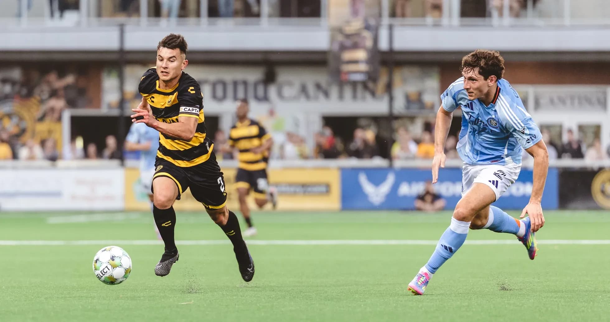 Jugador del Pittsburgh Riverhounds persiguiendo el balón Jugador del Pittsburgh Riverhounds persiguiendo el balón