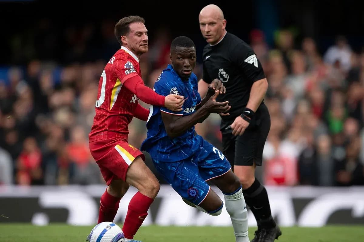 Jugador de Liverpool y Chelsea luchando por el balón Jugador de Liverpool y Chelsea luchando por el balón