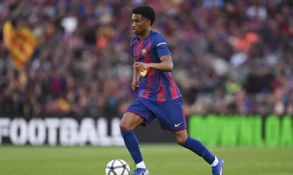 Jugador de Barcelona corriendo con el balón en el campo Jugador de Barcelona corriendo con el balón en el campo