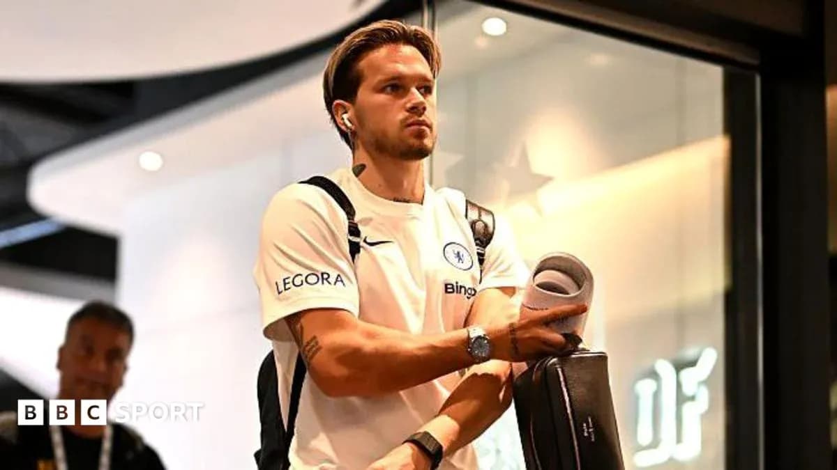 Jugador de Chelsea llegando con auriculares y bolso Jugador de Chelsea llegando con auriculares y bolso