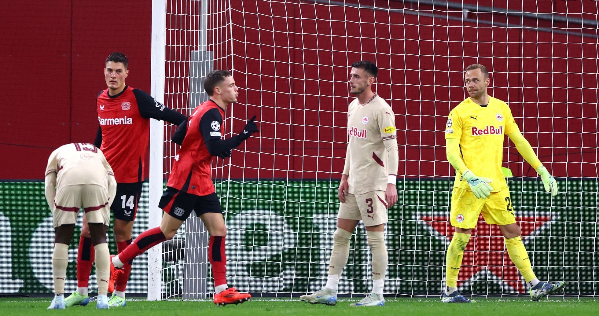 Jugadores de Bayer Leverkusen celebrando un gol Jugadores de Bayer Leverkusen celebrando un gol