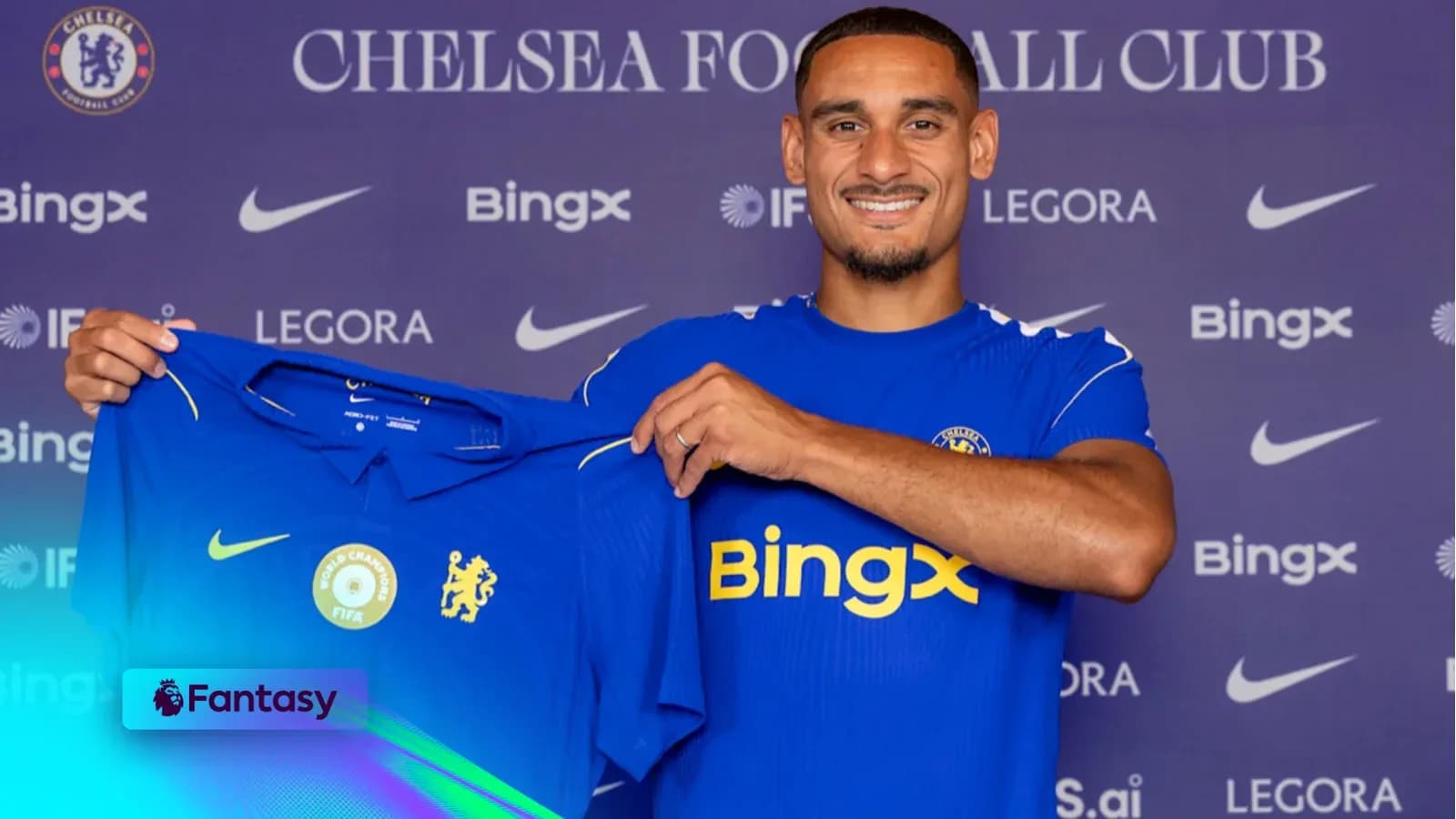 Jugador de Chelsea mostrando su camiseta nueva Jugador de Chelsea mostrando su camiseta nueva