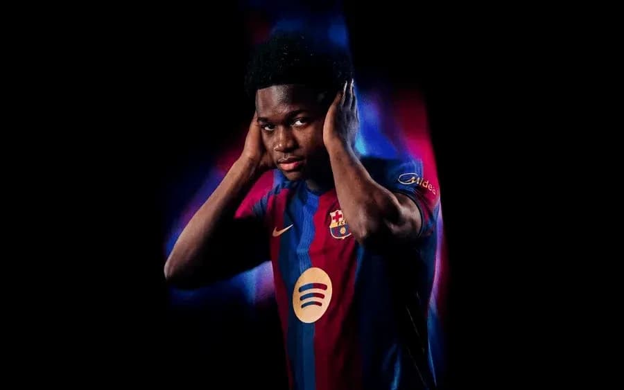 Jugador de Barcelona con camiseta, posando en estudio Jugador de Barcelona con camiseta, posando en estudio