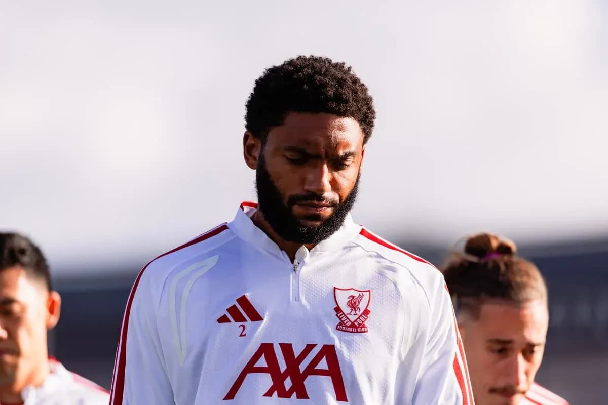 Jugador de Liverpool FC en el campo antes del partido Jugador de Liverpool FC en el campo antes del partido