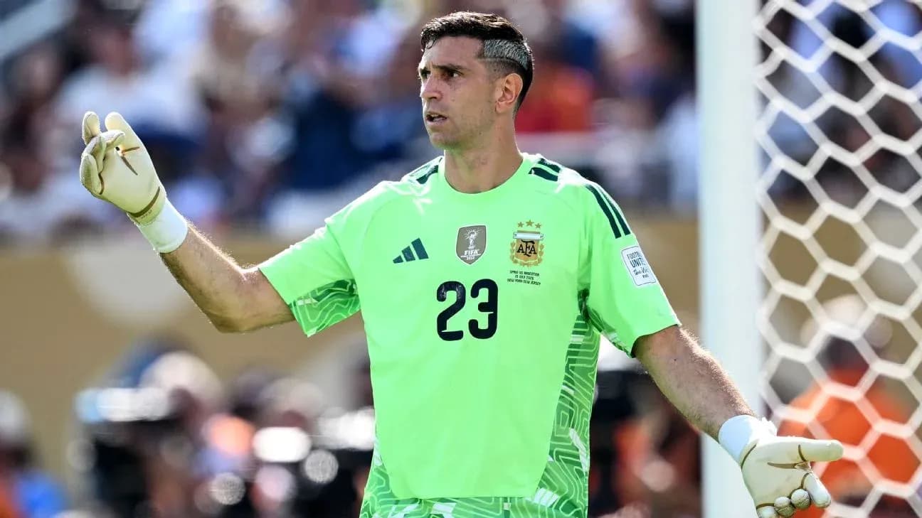 Portero argentino dirigiendo en el partido Portero argentino dirigiendo en el partido