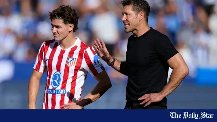 Entrenador hablando con jugador de Atlético de Madrid Entrenador hablando con jugador de Atlético de Madrid