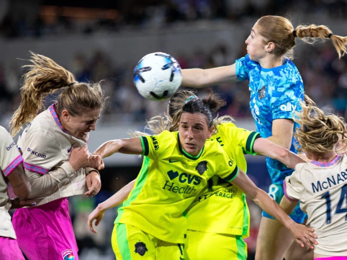 Jugadora del Houston Dash intenta cabezear el balón Jugadora del Houston Dash intenta cabezear el balón